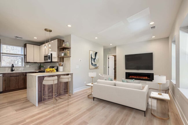 Building Photo - 5025 N Rockwell St Unit 1N
