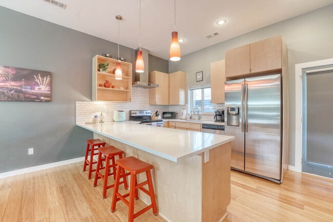 Photo - 330 W 5th St Unit ID1241344P