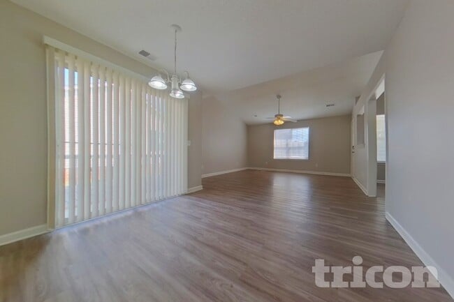 1306 May Oak Cir