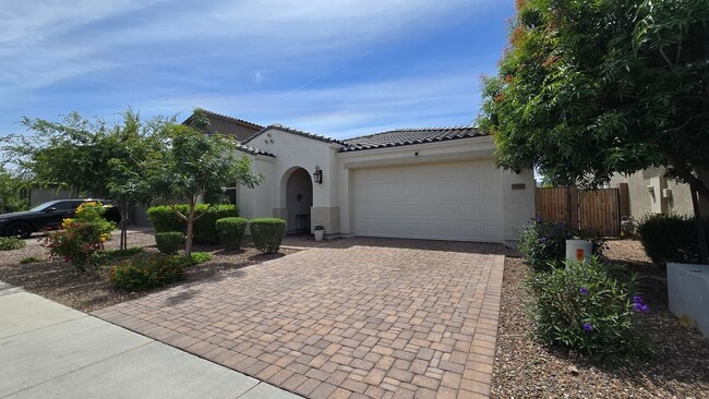 Building Photo - Beautiful like new home! Lots of sq ft on a single level!