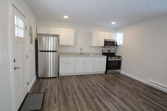 Building Photo - Beautifully remodeled and completed 1 bedr... Unit 14311 Rt. 9W - 4