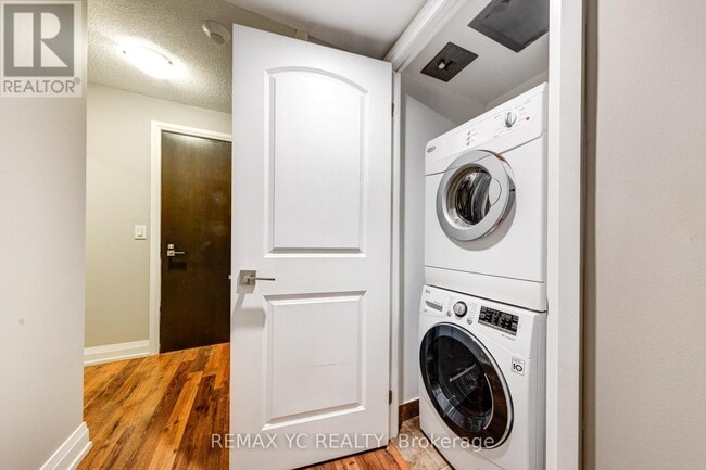 Photo - 1 De Boers Dr Unité 1001