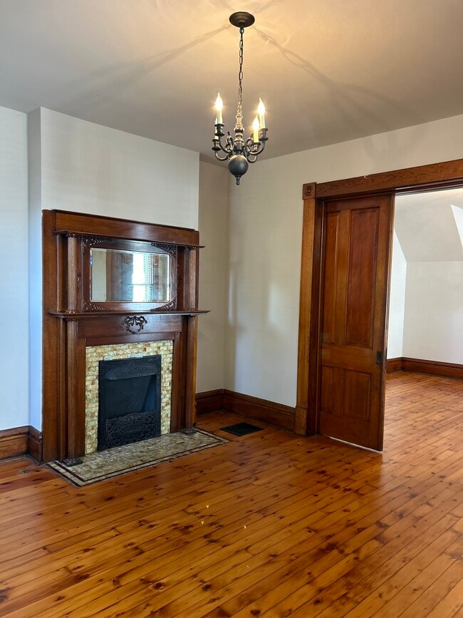 Living room - 118 E Kossuth St