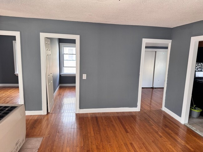 Building Photo - 18 Hall St