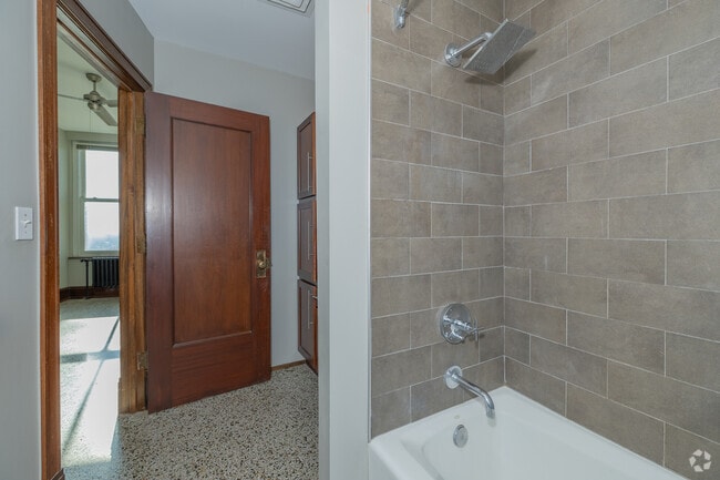 1BR, 1BA - 982SF - Bathroom