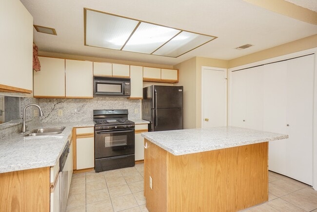 Building Photo - 2808 Grants Lake Blvd Unit 501