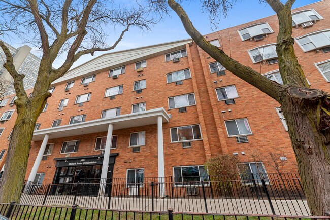 Building Photo - 3812 N Pine Grove Ave Unit 522 Rental