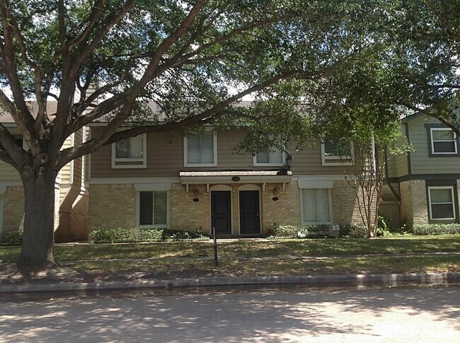 Building Photo - 730 Memorial Mews St Rental