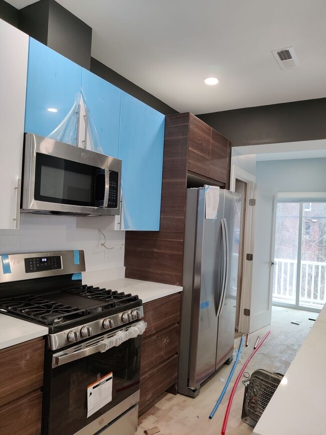 Building Photo - 3 bed 2 Bath on Washington Sq. Central Heat/AC, In-Unit Washer and Dryer, Steps from the T Stop