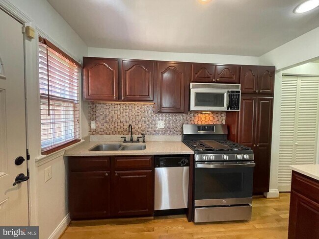 Photo - 2011 27th St S