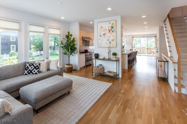 Photo - 8 Willard Pl