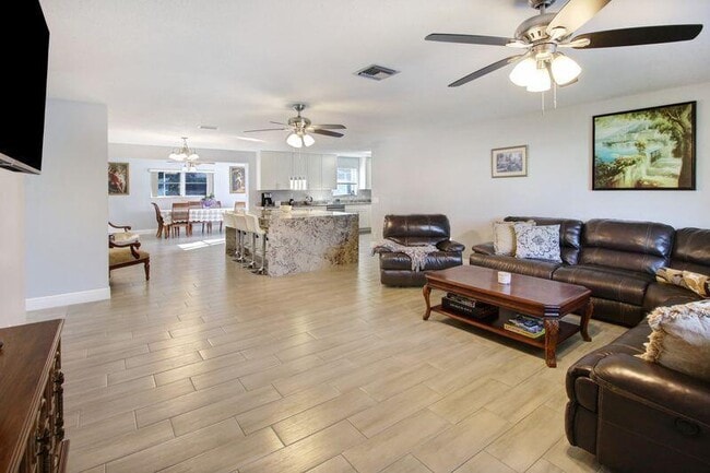 Photo - 120 Park Ln E