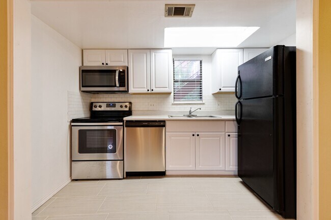 Photo - UT PRE-LEASE: 2 BR / 2 BA West Campus Condo - Walk to Campus - Newly Remodeled Kitchen