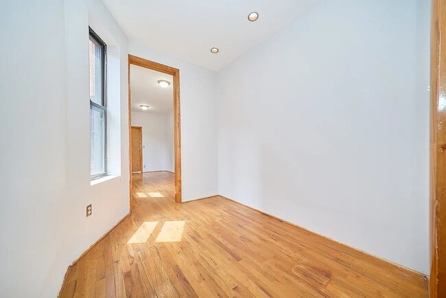 Building Photo - 501 1/2 W 43rd St