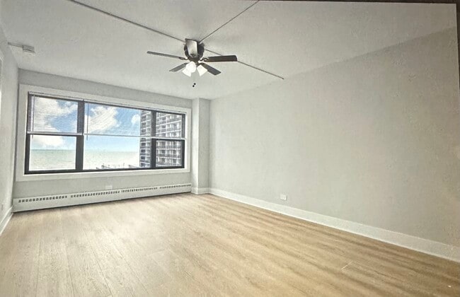 Building Photo - 5850 N Sheridan Rd Rental