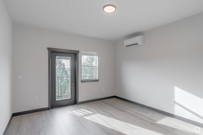 1BR, 1BA - 627SF - Living Room