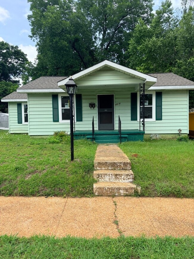 Building Photo - 2 bedroom renovated house!