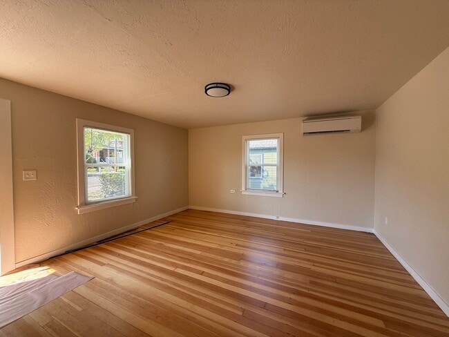 Photo - Cute two bedroom cottage in central Ashlan... Unit 1071 E Main St