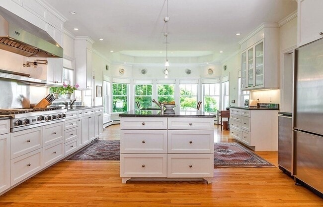 Photo - 980 Hale St