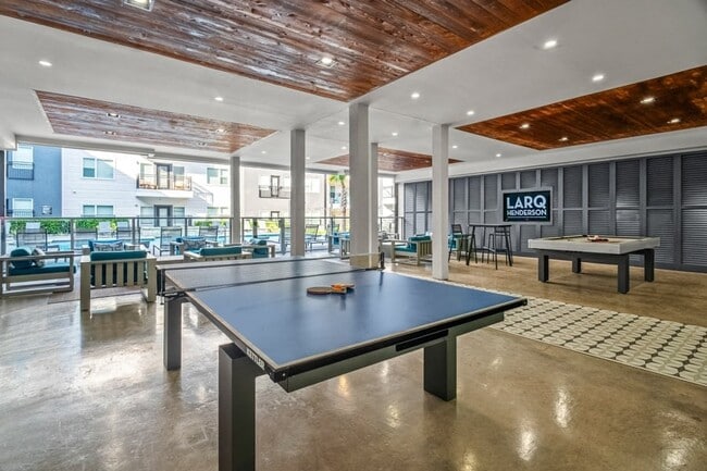 Sala de juegos cubierta con mesa de ping-pong y billar - Larq Henderson
