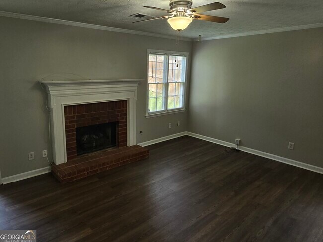 Photo - 724 Jamie Way NE