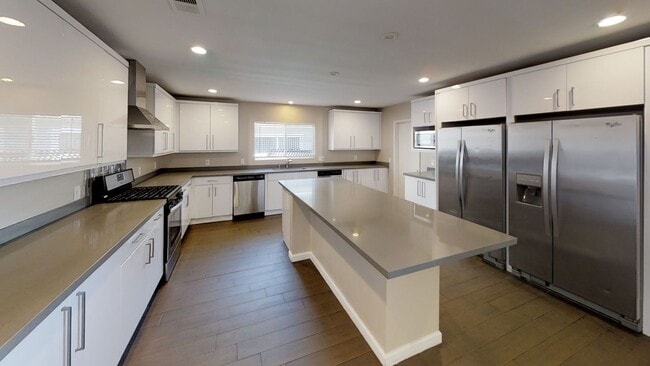 Huge Bedrooms, lots of Parking, closest to... - Huge Bedrooms, lots of Parking, closest to...