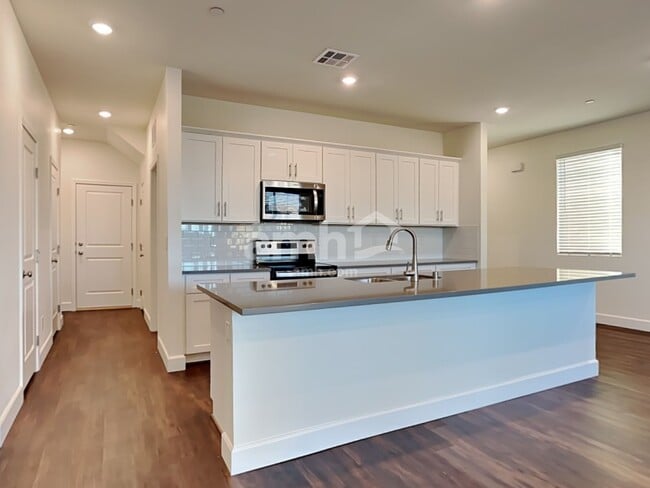 Photo - 274 Yasmin Daylily Pl