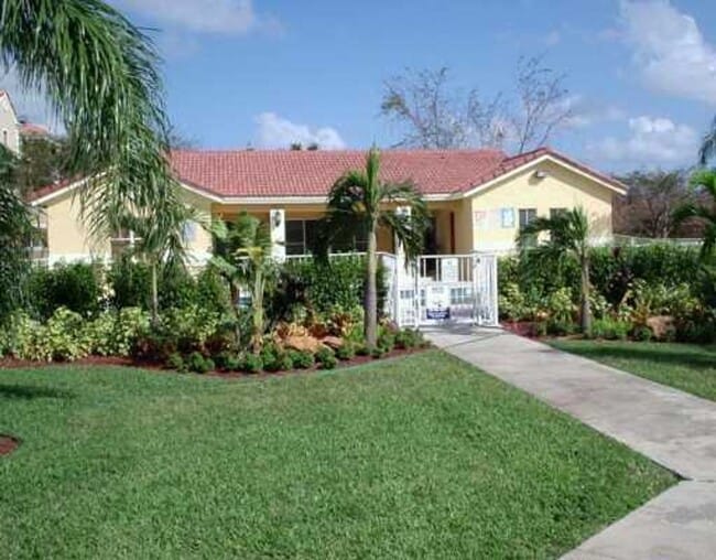 Building Photo - TH 2/2.5