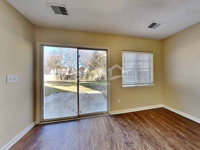 Photo - 14 Regency Oaks Dr