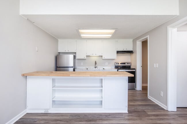 Photo - Lakeshore Apartments