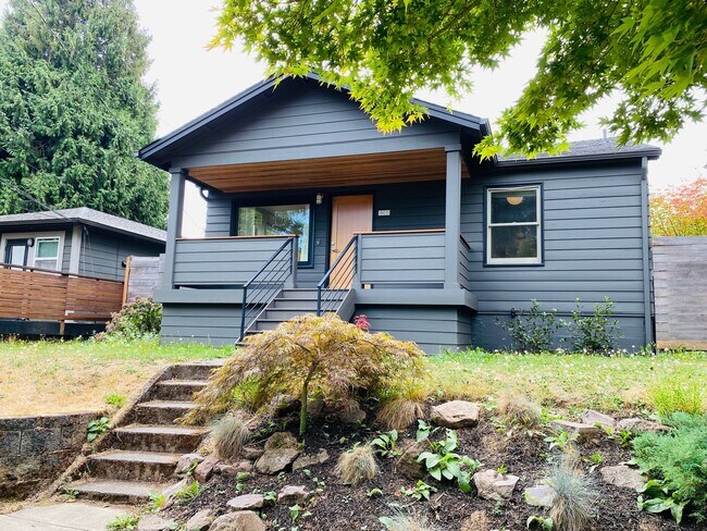 Modern and Crisp throughout-Charmer Bungalow - Modern and Crisp throughout-Charmer Bungalow House