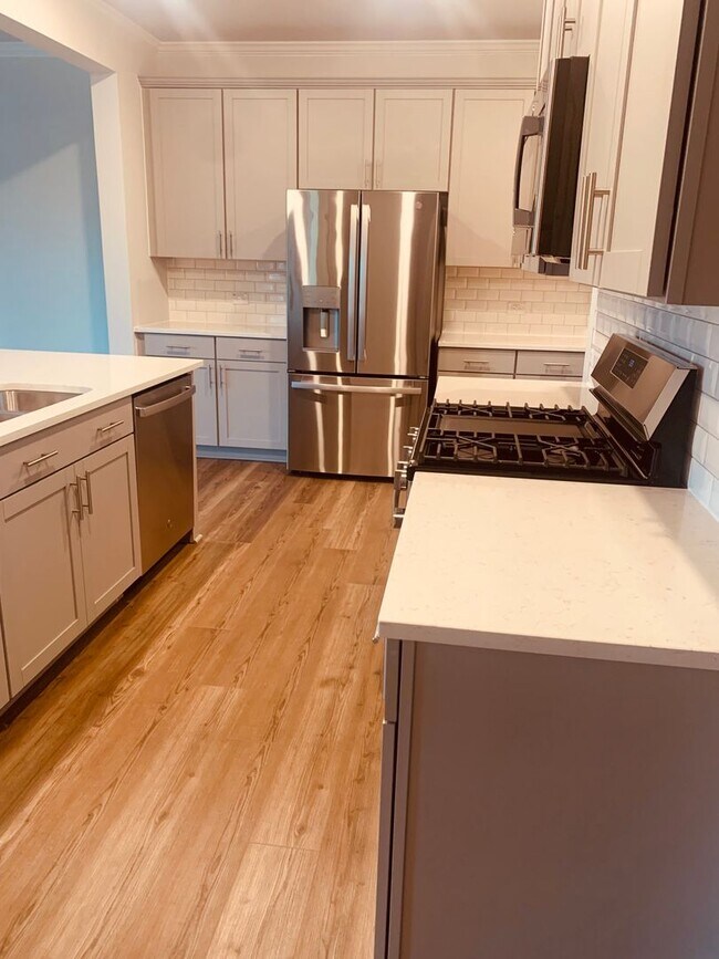 Photo - BRAND NEW TOWNHOME! 2 CAR GARAGE. SCREENED...