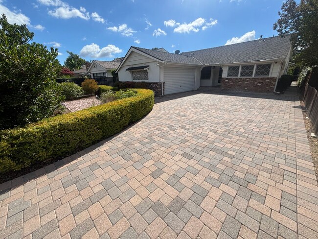 Building Photo - Single-Story 3-Bedroom Home with Covered P...