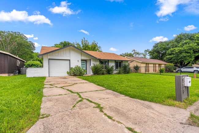 Building Photo - Beautiful 3 bedroom, 2 bathroom home in East Austin!!!
