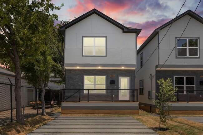 Building Photo - 911 Panama St