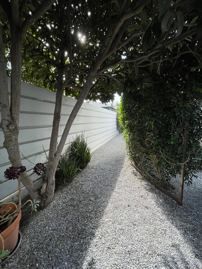 private gravel entry path - 939 Indiana Ave Unit Architect-Designed ADU