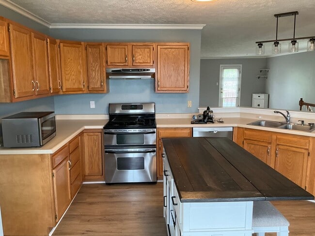 Photo - Large 3 Bedroom 2.5 bath townhome with additional finished room.