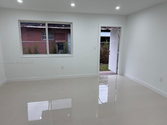 Photo - 5480 NW 4th Ave Unidad 1