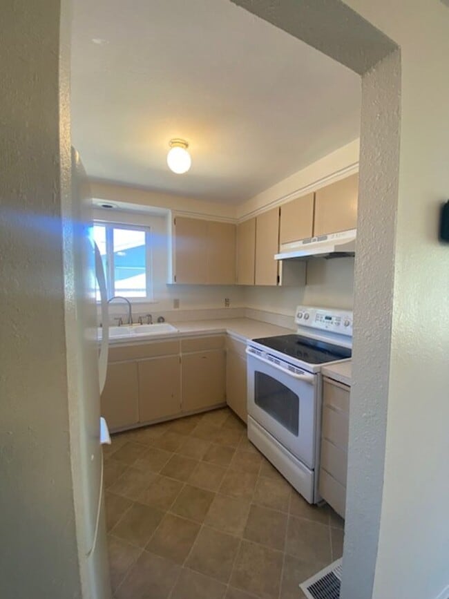 Photo - Charming 2 Bedroom Duplex With Fenced Yard In Quiet Neighborhood!