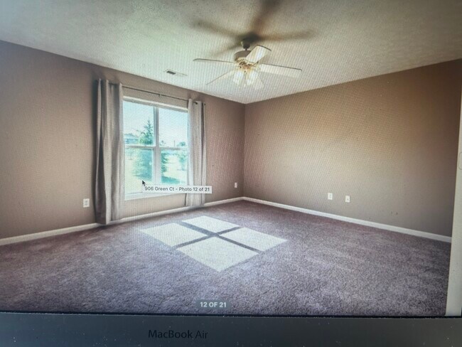 Large master - 906 Green Ct