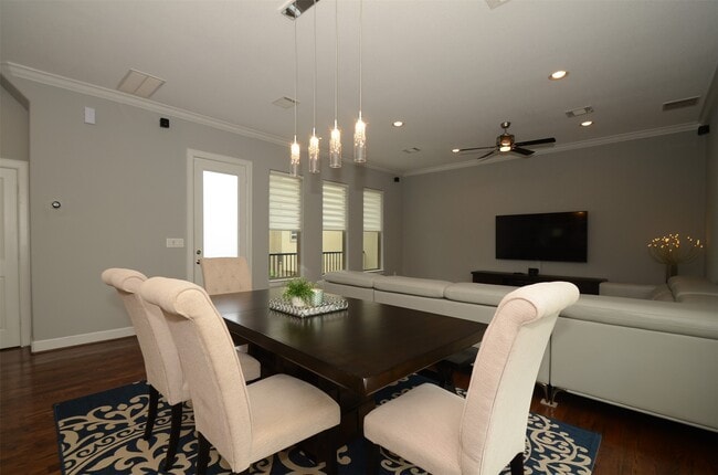 Photo - 2211 Hutchins St