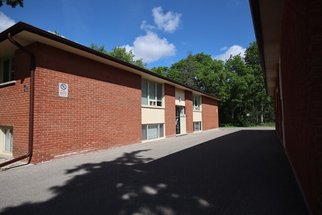 Building Photo - 72 Barbara Cres