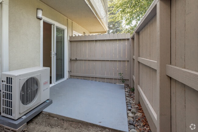 1BR, 1BA - 572SF