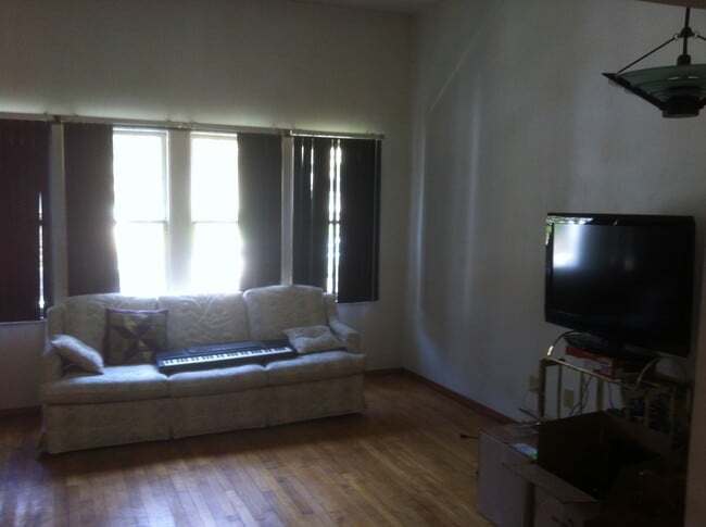 Family room - 1527 N Jackson St
