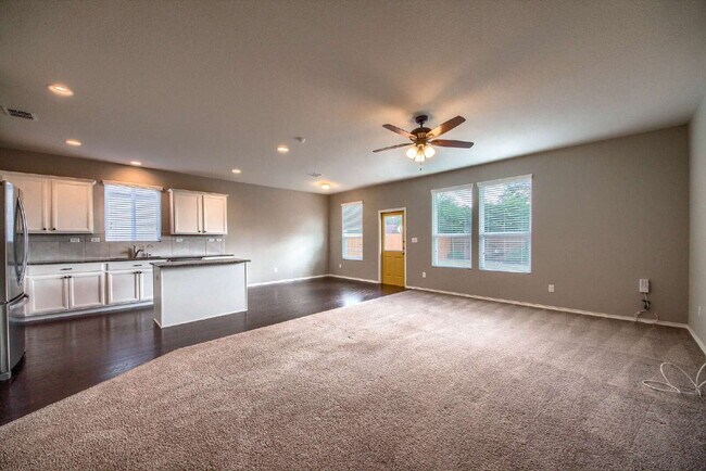 Photo - BEAUTIFUL HOME OFFERING 50% OFF 1ST MONTH'S RENT!!