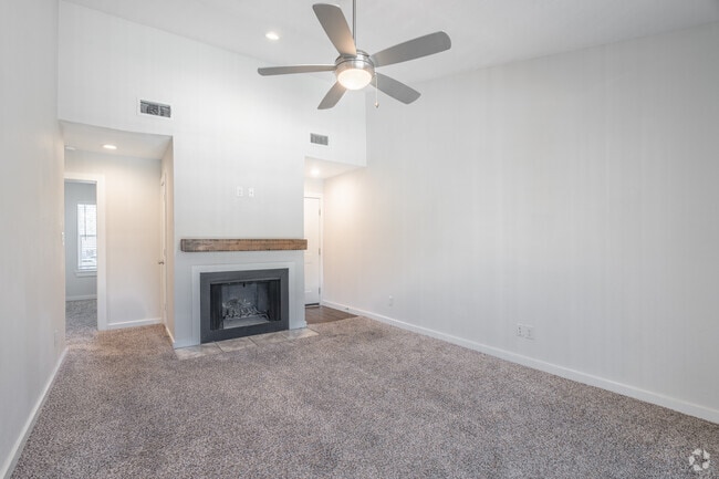 2BR, 2BA - 1079SF