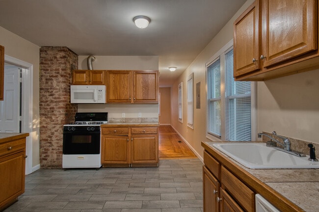 Building Photo - 39 Lander St Unit 1