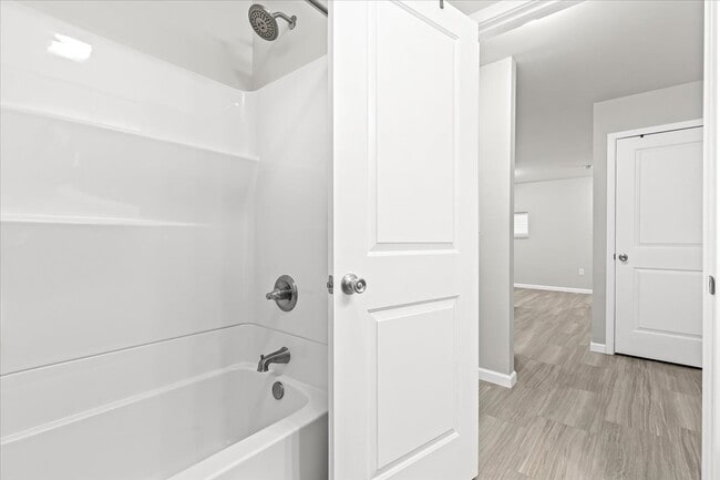 Full Bath - 5640 Trailer Park Dr