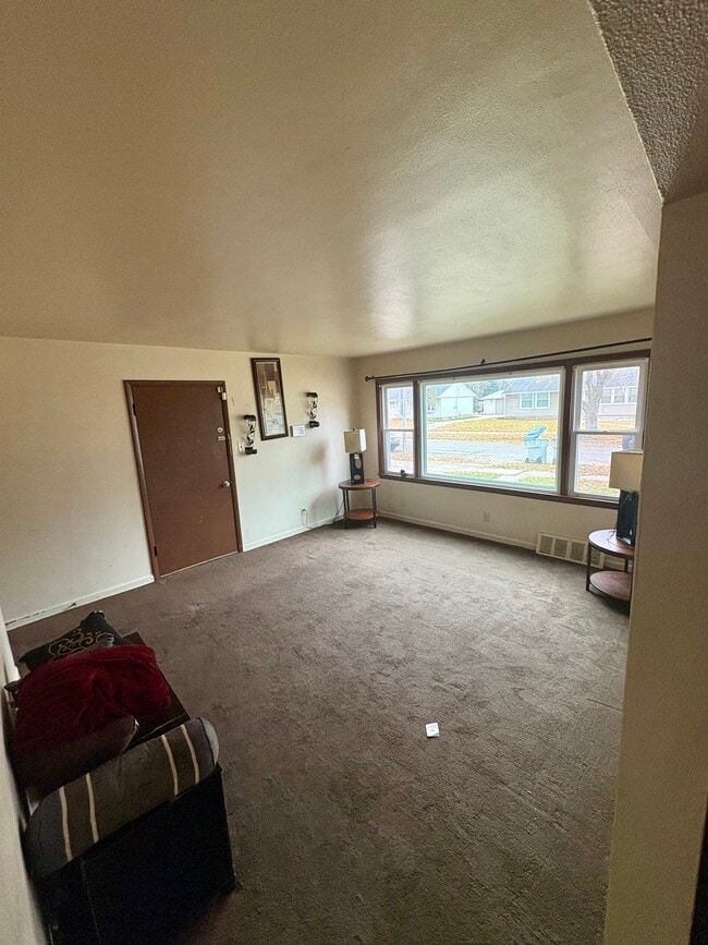 Building Photo - 6336 W Euclid Ave Unit Lower