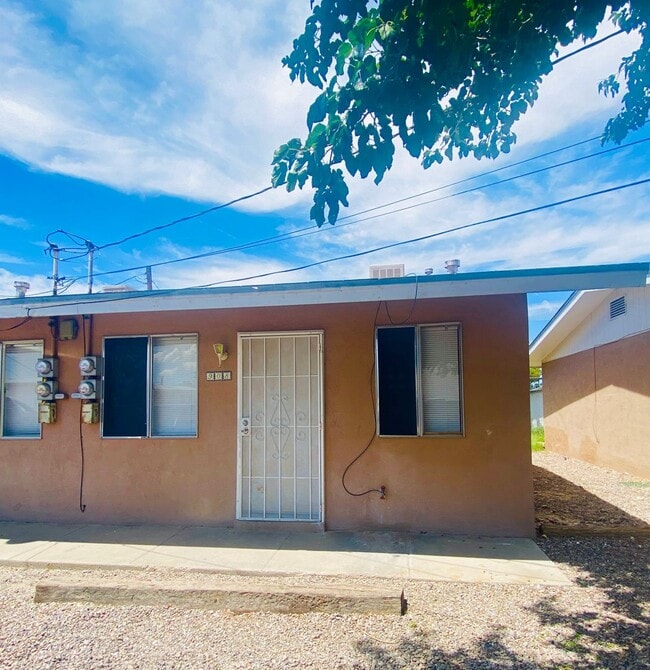 Building Photo - 1 Bedroom 1 bath Unit LCO Foster Rd.
